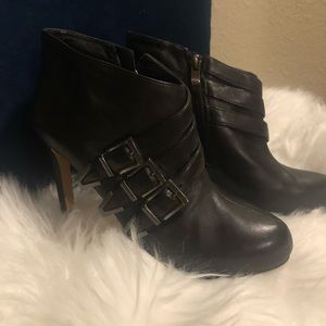 Vince Camuto Black Leather Stiletto Booties 7.5 4”